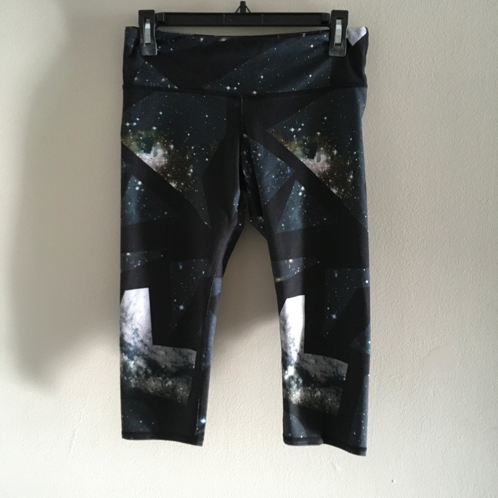 ALO Women’s Capri Athletic Leggings Galaxy Print